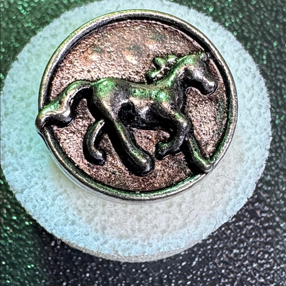 NUGZ USA 20mm Silver Horse w Black